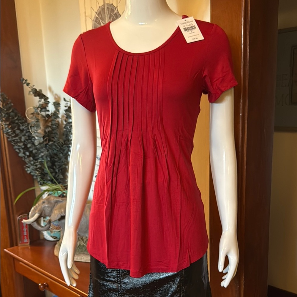 NWT northern reflections size small Elegant Red Pleated Women's Top